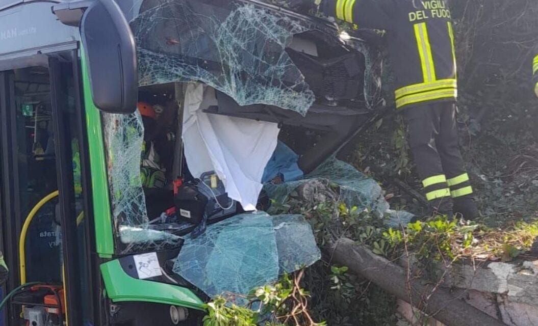 Incidente a Parona. Bus contro muro. Una passeggera morta e 6 feriti Incidente a Parona. Bus contro muro. Una passeggera morta e 6 feriti