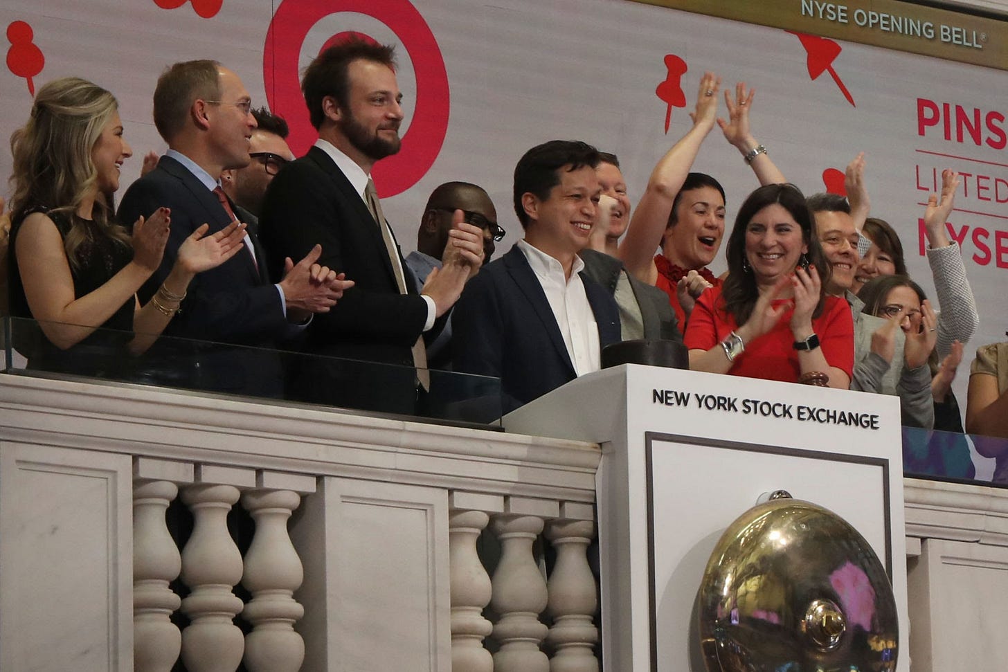 El toque de campana de una IPO suele marcar el pico de entusiasmo del mercado., generada por IA