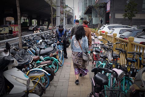 Photos of busy street scenes in Zhengzhou China