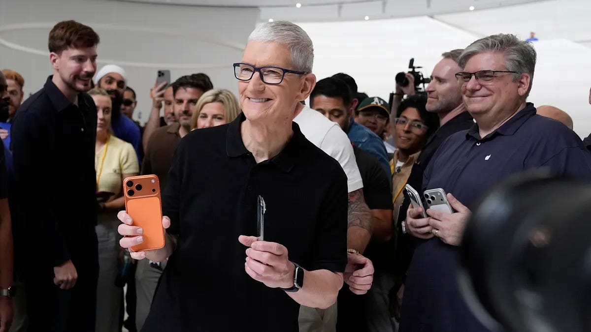 苹果执行长库克拿着最新的iPhone 17 Pro和iPhone Air。(美联社) 苹果执行长库克拿着最新的iPhone 17 Pro和iPhone Air。(美联社)