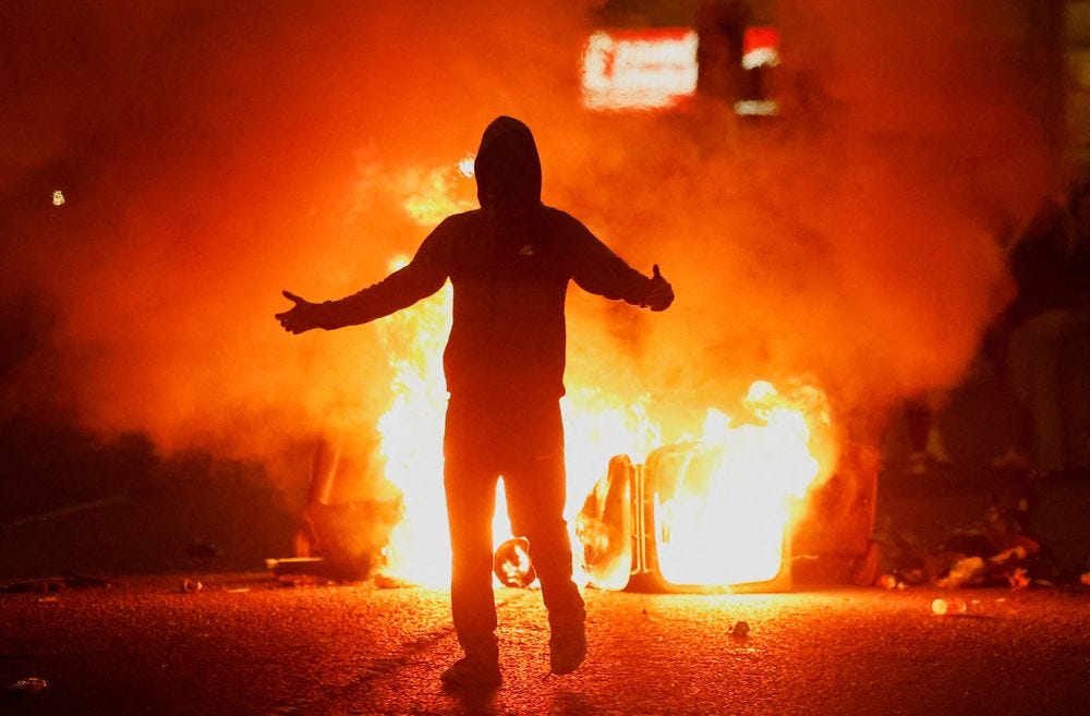 Incêndio queima perto de um manifestante enquanto tumultos continuam em Ballymena