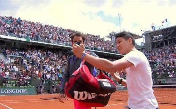 french open 2015 selfie fan hits up roger federer french open 2015 selfie fan hits up roger federer