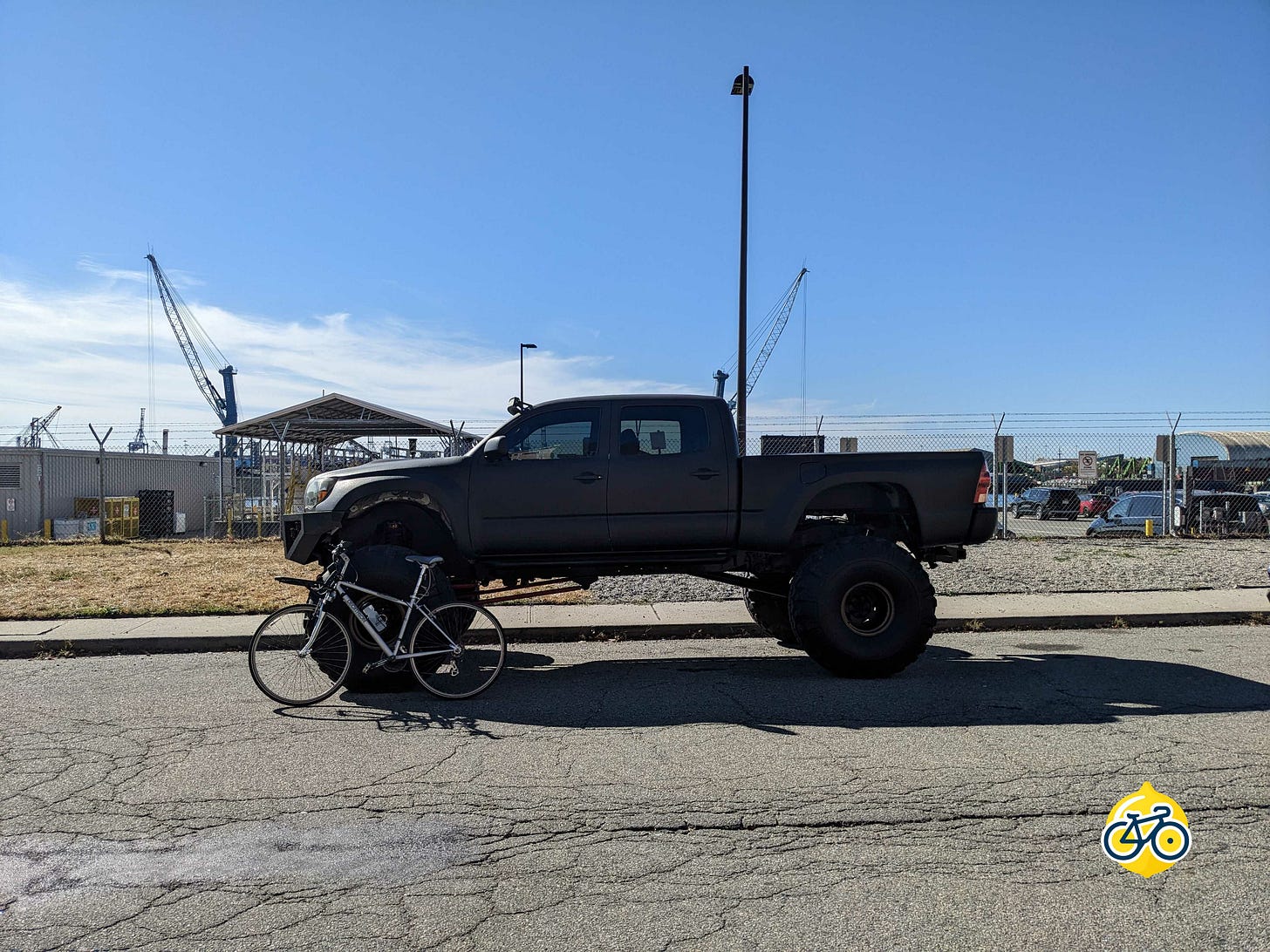 Mon velo devant monster truck. La roue avant de la voiture est aussi grande que mon velo