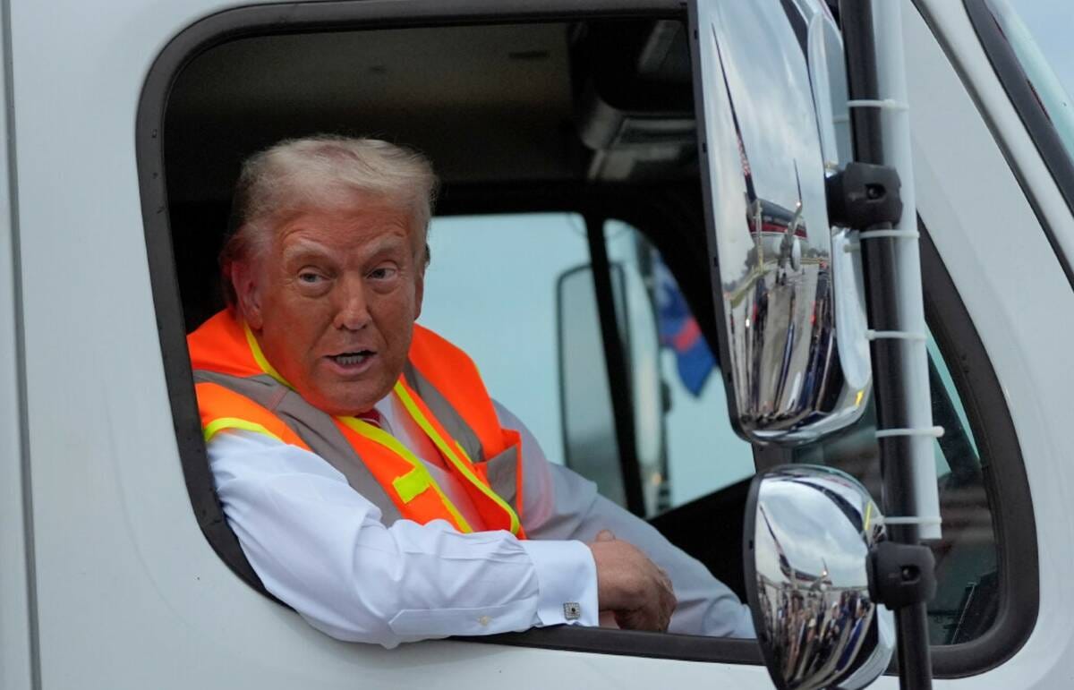 Trump rides in garbage truck, campaigns with Brett Favre in Wisconsin ...