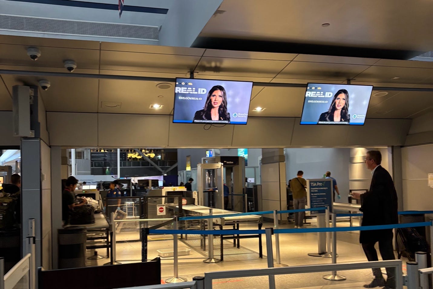 A group of people in an airport

AI-generated content may be incorrect.