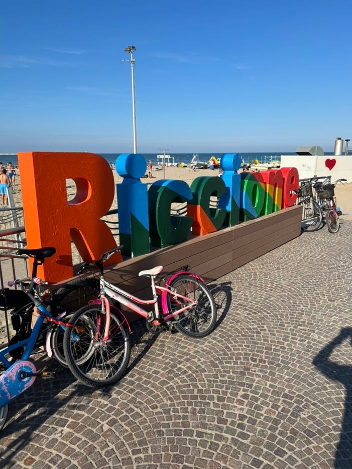 A sign with bicycles parked on the side of it

AI-generated content may be incorrect.