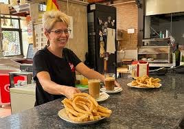 Domingo de churros en el Bar Stop: el ritual gaditano que une a todas las  generaciones