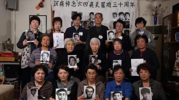 图四、部分天安门母亲悼念“六四”英灵罹难三十周年。(图片来源:天安门母亲网站。拍摄者未知,版权由照片版权所有人所有。) 图四、部分天安门母亲悼念“六四”英灵罹难三十周年。(图片来源:天安门母亲网站。拍摄者未知,版权由照片版权所有人所有。)