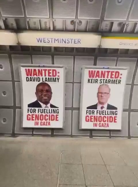 Ακτιβιστές στο Λονδίνο ανάρτησαν αφίσες «καταζητούνται» για τον Στάρμερ και τον Λάμι σε διαμαρτυρία για τη Γάζα.