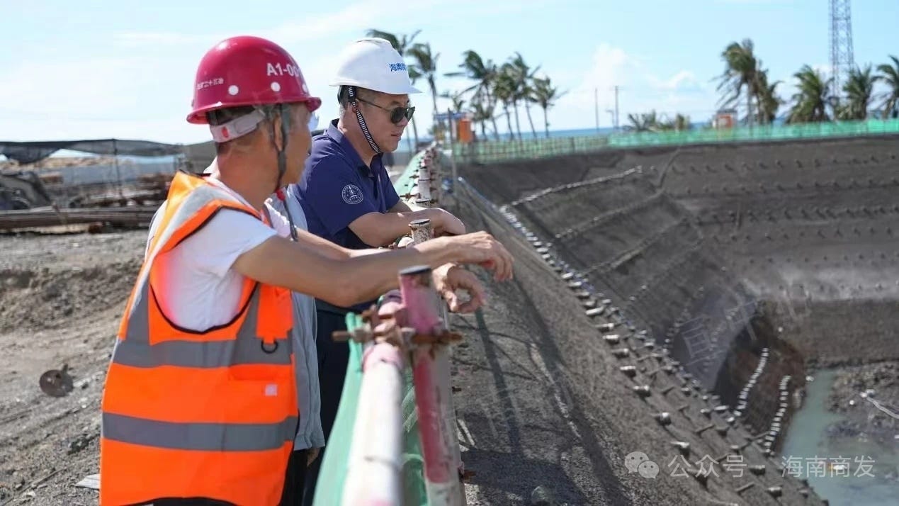 HICAL Chairman and Party Secretary Yang Tianliang (white helmet) inspects excavation efforts after rainfall. HICAL Chairman and Party Secretary Yang Tianliang (white helmet) inspects excavation efforts after rainfall.