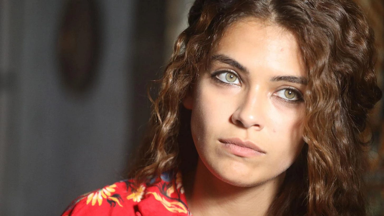 Halef dizisinde Yıldız karakteri için kullanılan yakın plan kadın oyuncu portresi