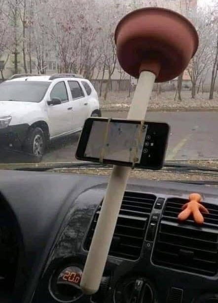 Telefon s navigací je v autě připevněn na gumový zvon na čištění odpadu, a ten je přisát na čelní sklo.