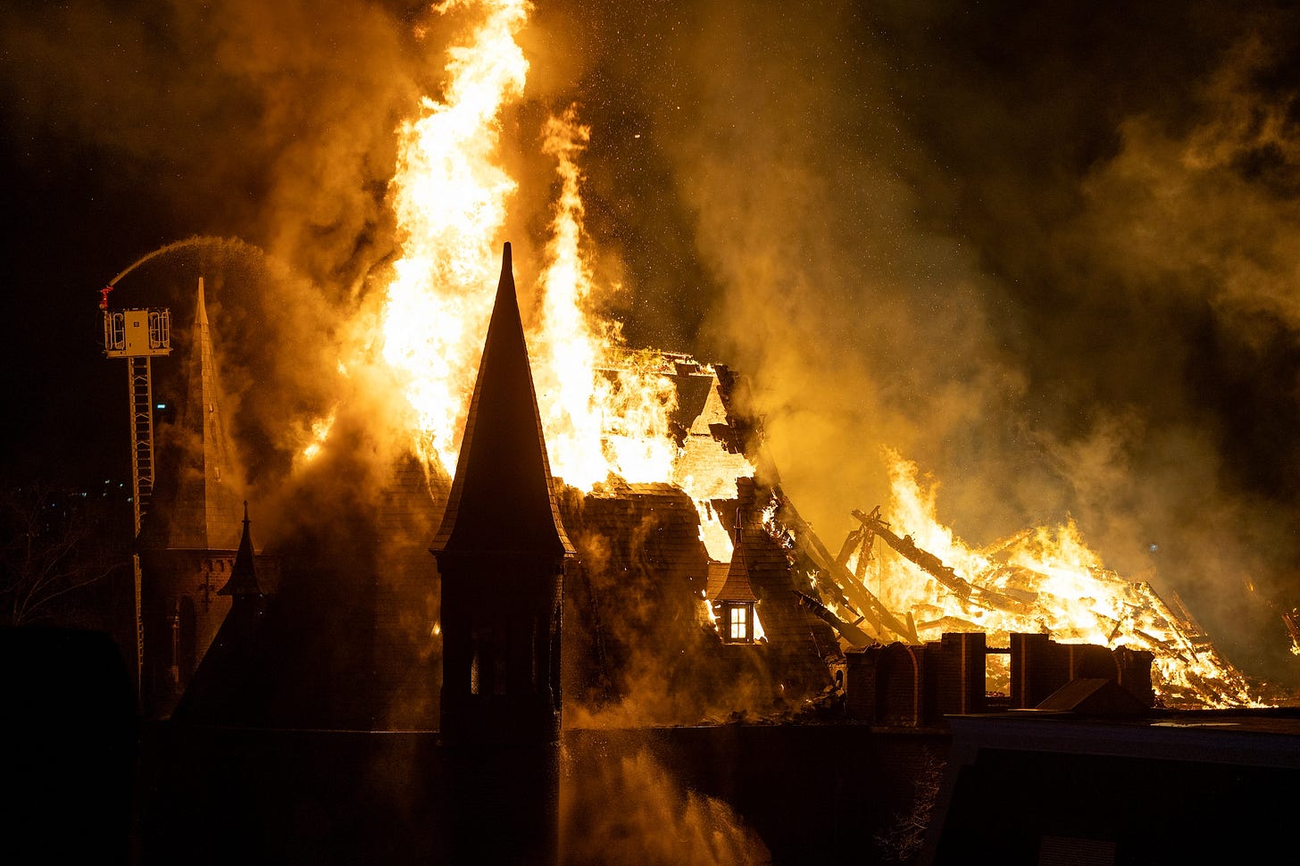 Grote brand verwoest Vondelkerk: toren ingestort, vuur onder controle | Het  Parool