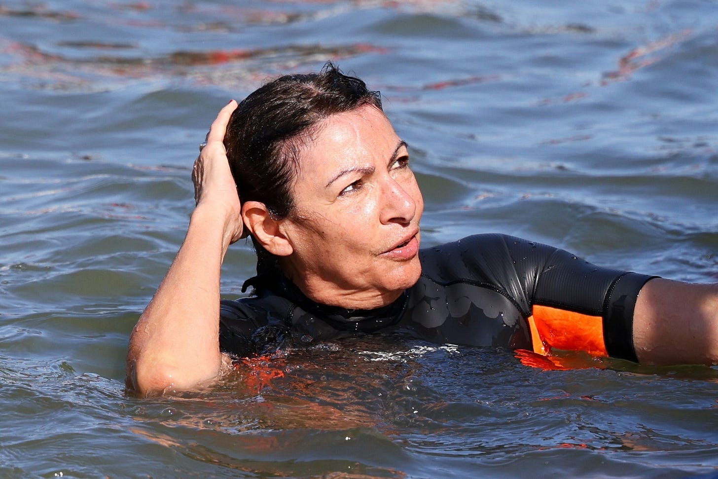 Anne Hidalgo nada en el rio Sena