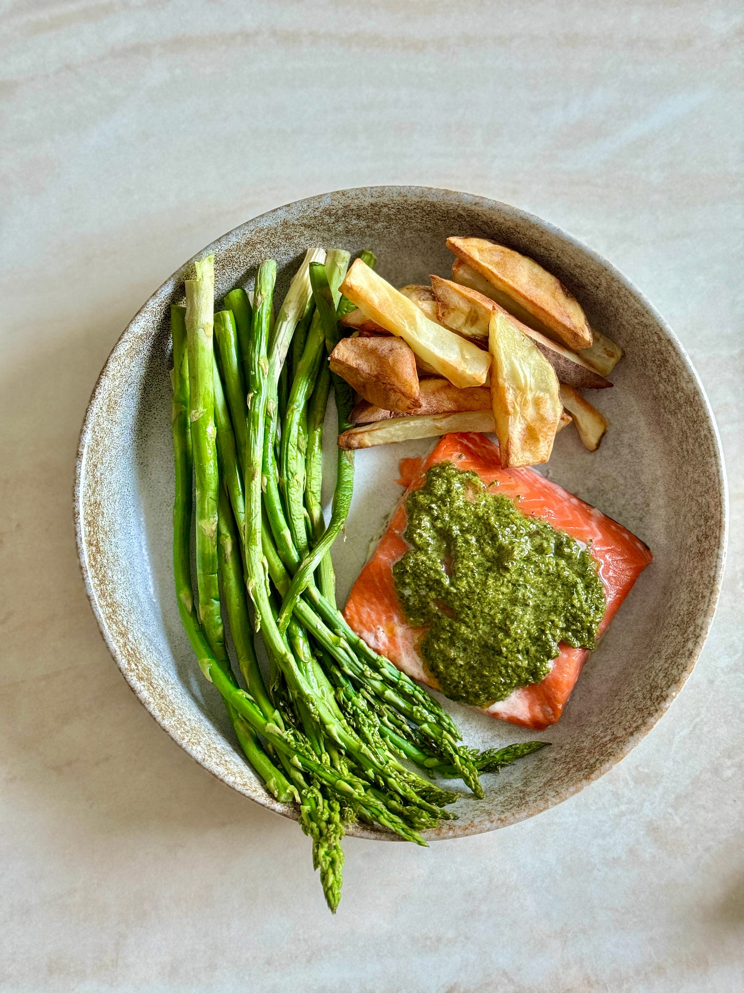 Pesto salmon with crispy fries