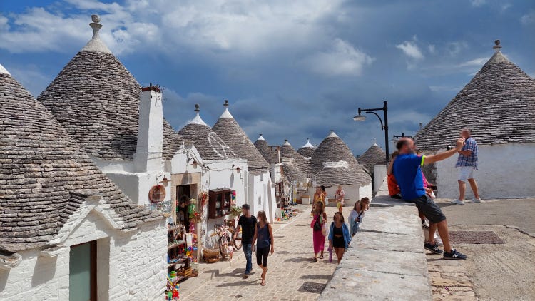 Vista panoramica dei tetti a cono dei trulli di Alberobello sotto un cielo azzurro Vista panoramica dei tetti a cono dei trulli di Alberobello sotto un cielo azzurro