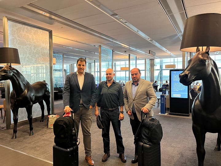 Φωτογραφίες της ομάδας του The Flying Expert στο lounge Galleries First του Heathrow και μέσα στο DHC-6.