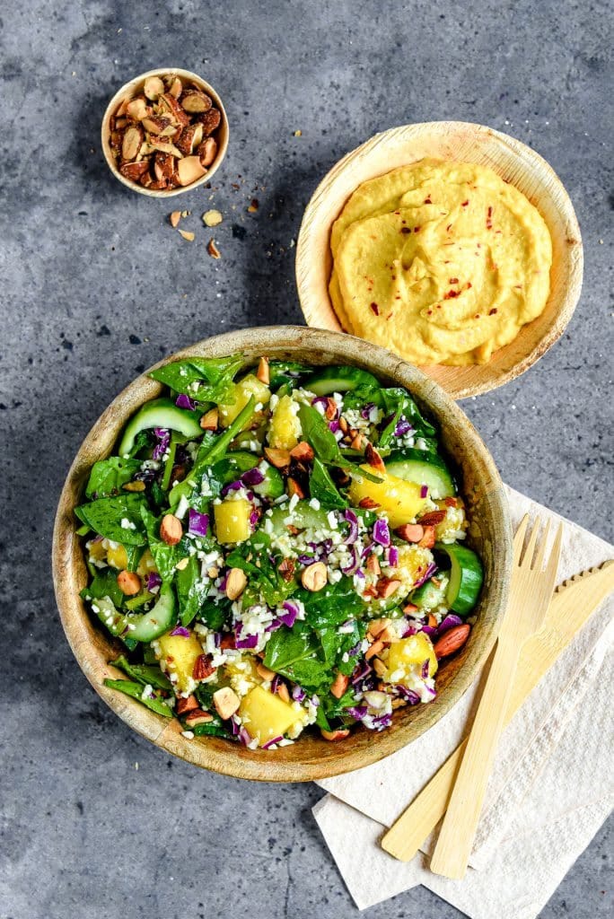 Spicy mangosalade met bloemkoolrijst en amandelen Spicy mangosalade met bloemkoolrijst en amandelen