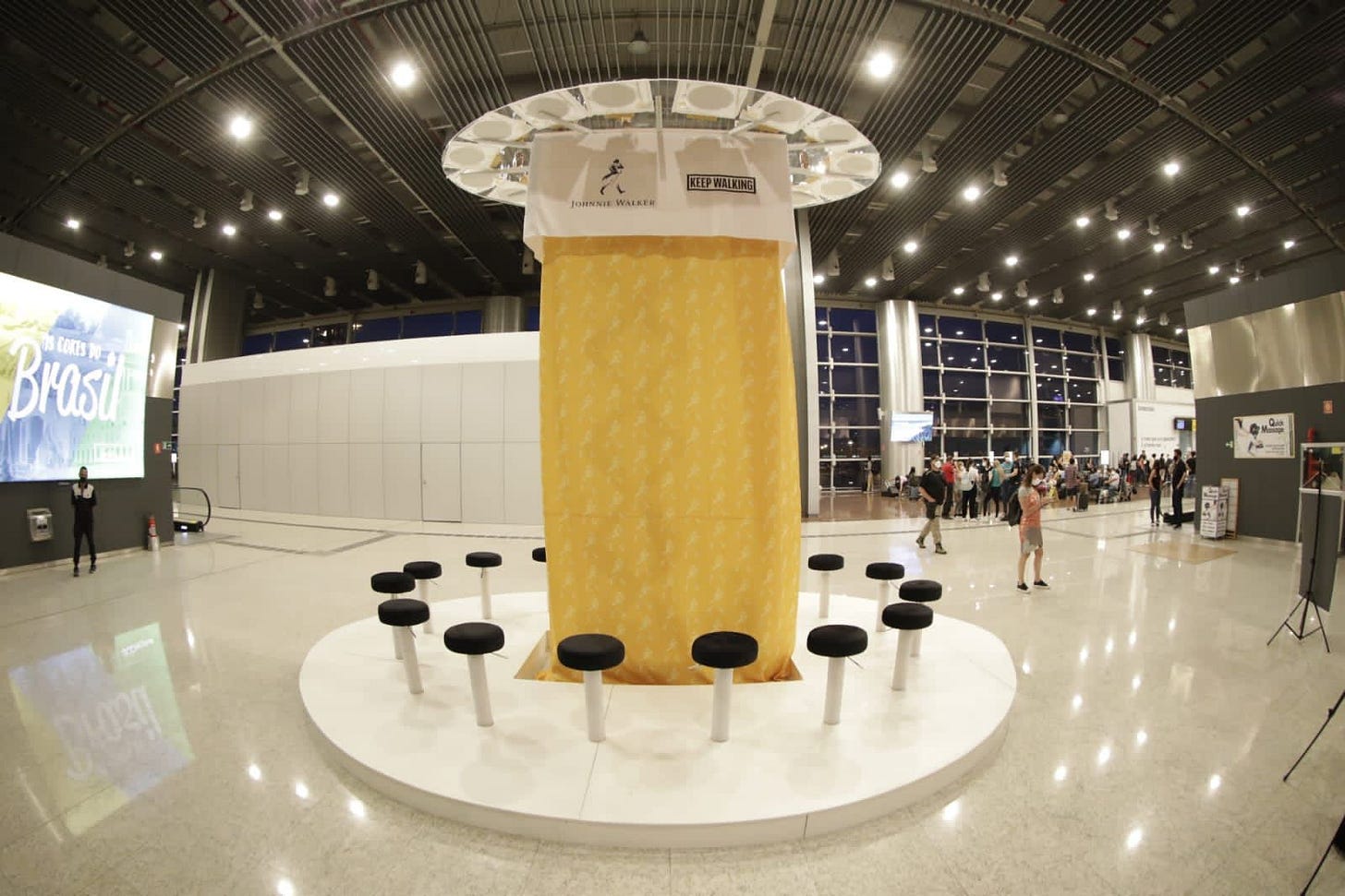 Johnnie Walker faz happy hour surpresa no aeroporto de Guarulhos