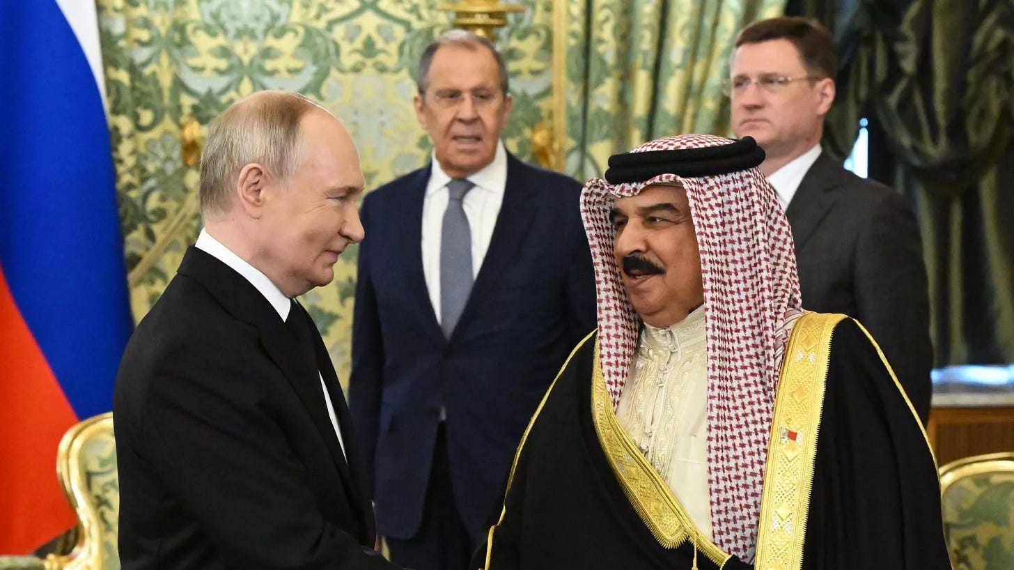 Russian President Vladimir Putin and King of Bahrain Hamad bin Isa Al Khalifa shake hands during a meeting in a narrow format at the Kremlin in Moscow, Russia. - Sputnik International, 1920, 23.05.2024