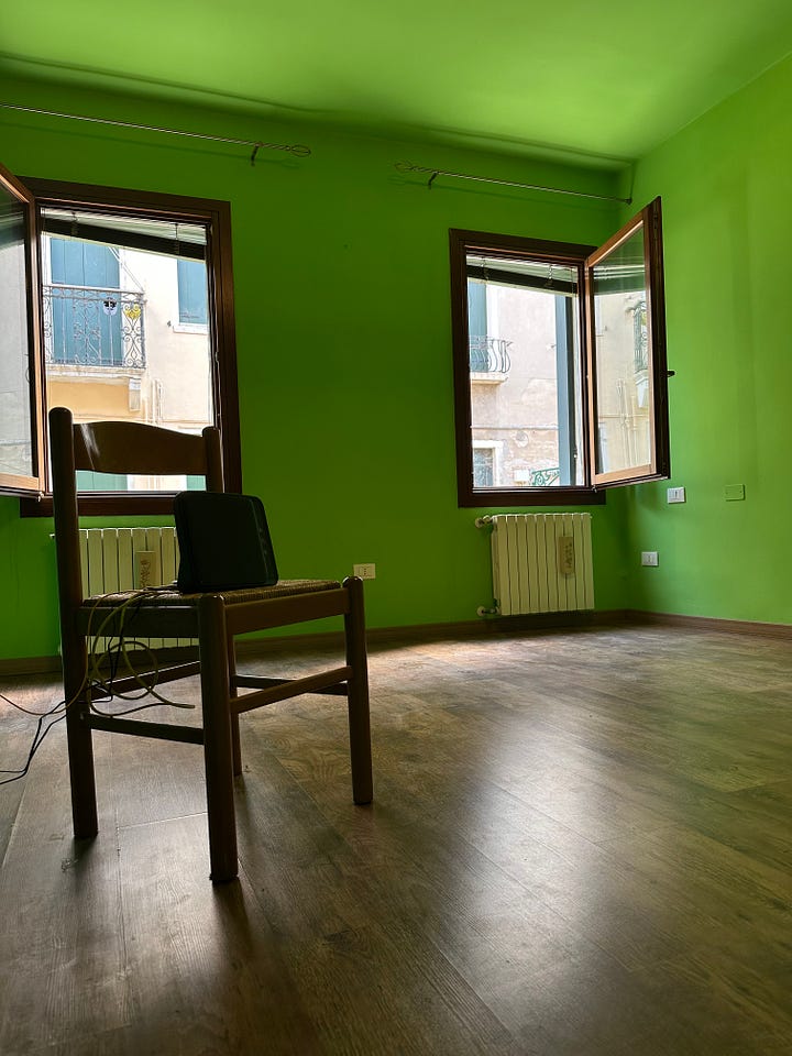 Turquoise water in Palmarola/Room pained VERY green