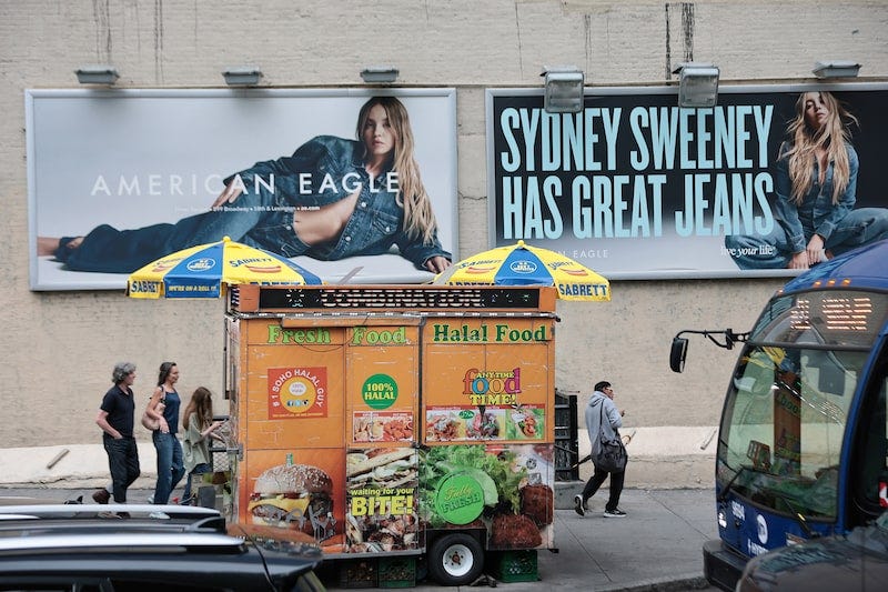 Vallas publicitarias de la actriz Sydney Sweeney se ve fuera de una tienda de American Eagle el 01 de agosto 2025 en la ciudad de Nueva York. Vallas publicitarias de la actriz Sydney Sweeney se ve fuera de una tienda de American Eagle el 01 de agosto 2025 en la ciudad de Nueva York.
