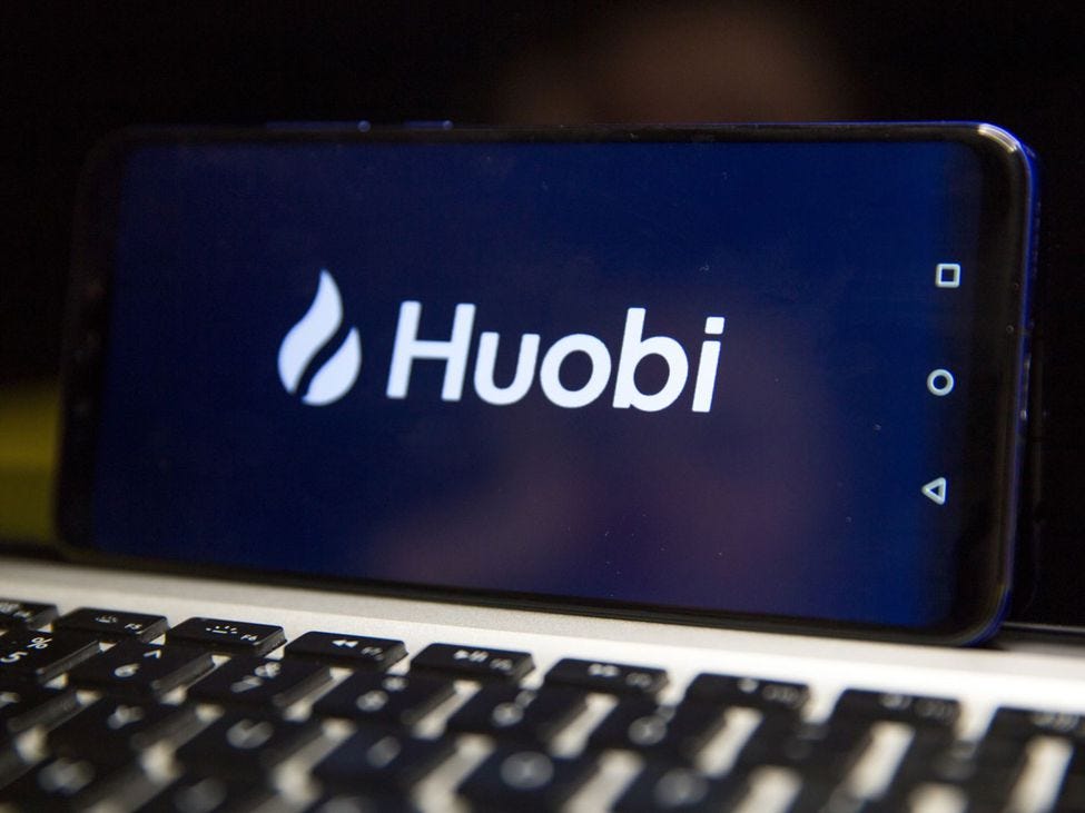 Логотип Huobi на смартфоне (Shutterstock)