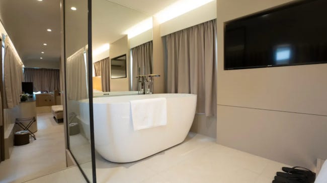 L'intérieur du bus réamnéagé, en effet très semblable à une chambre d'hôtel, mais en longueur