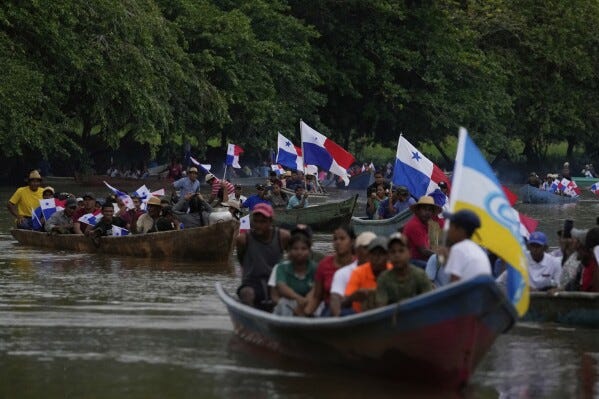 Manifestantes viajan por río hasta la desembocadura del Río Indio en la costa caribeña de Panamá para protestar contra el proyecto de construcción de un embalse para el Canal de Panamá, el viernes 16 de mayo de 2025. (Foto AP/Matías Delacroix)