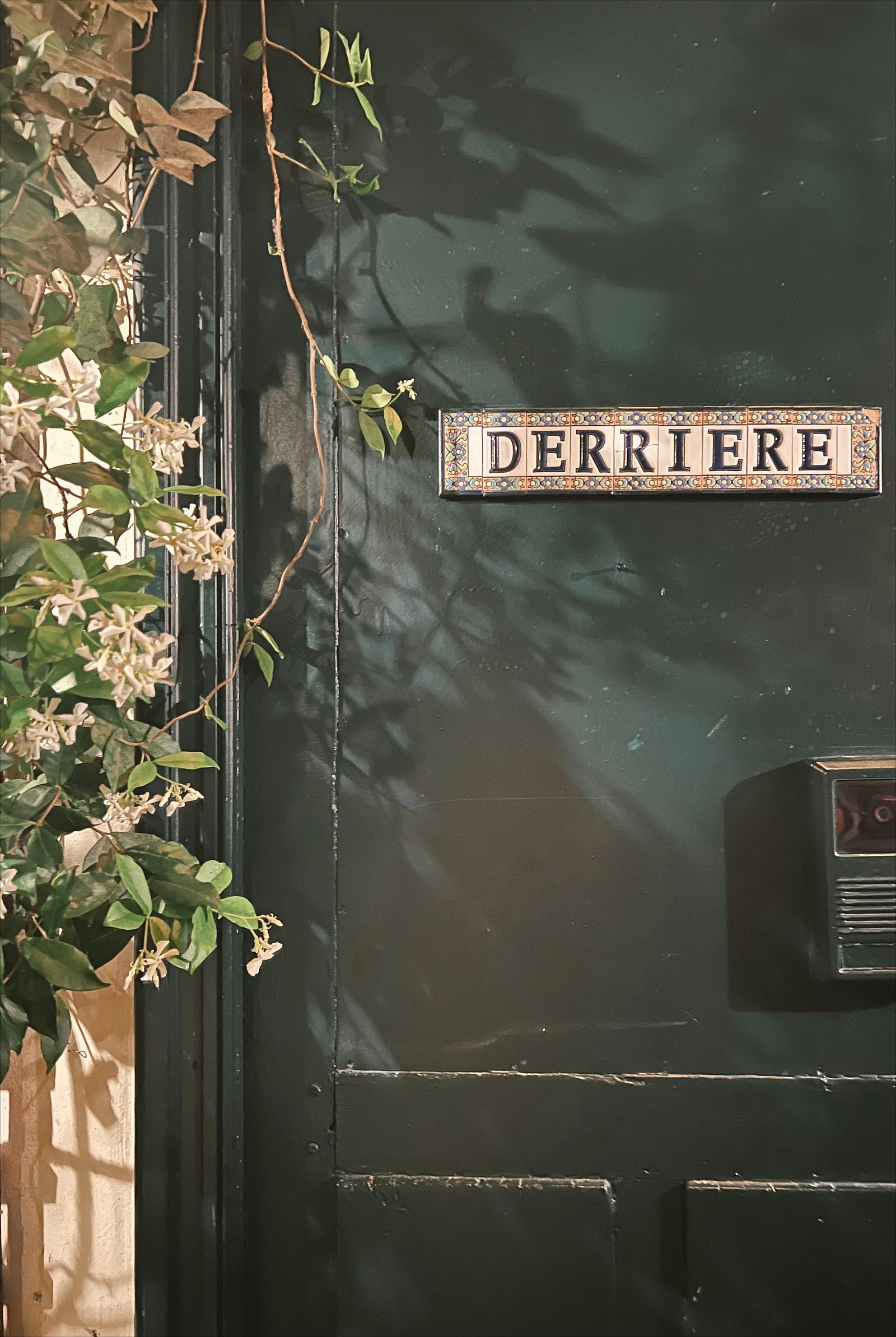 Derrière