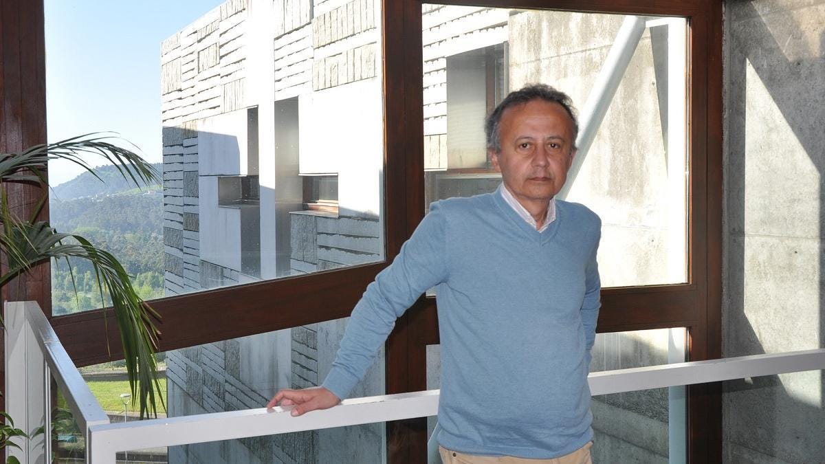 Pazos Arias, en una imagen reciente en el edificio Ernestina Otero