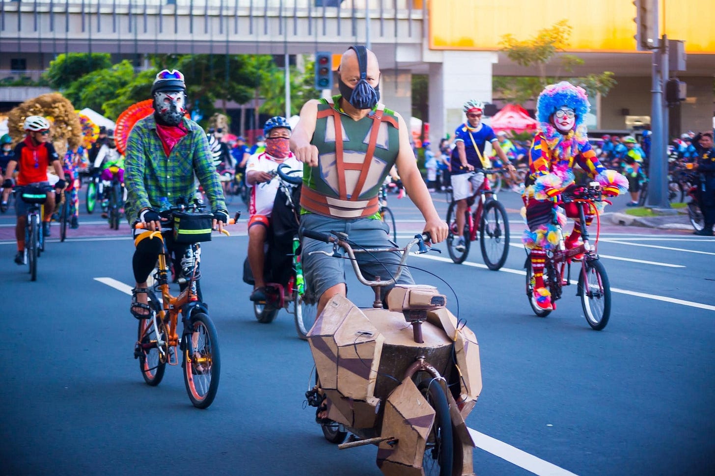 Peut être une image de 7 personnes, personnes debout, vélo et plein air