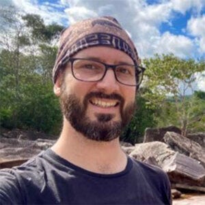 Imagem de um homem branco com barba e óculos vestindo camisa Imagem de um homem branco com barba e óculos vestindo camisa
