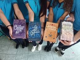 El Colegio San Martín agradece profundamente al escritor Rod Saturnine,  autor de la saga Ethisiel, por la generosa donación de una colección  completa de su obra al proyecto Pro-Biblioteca de nuestra institución.