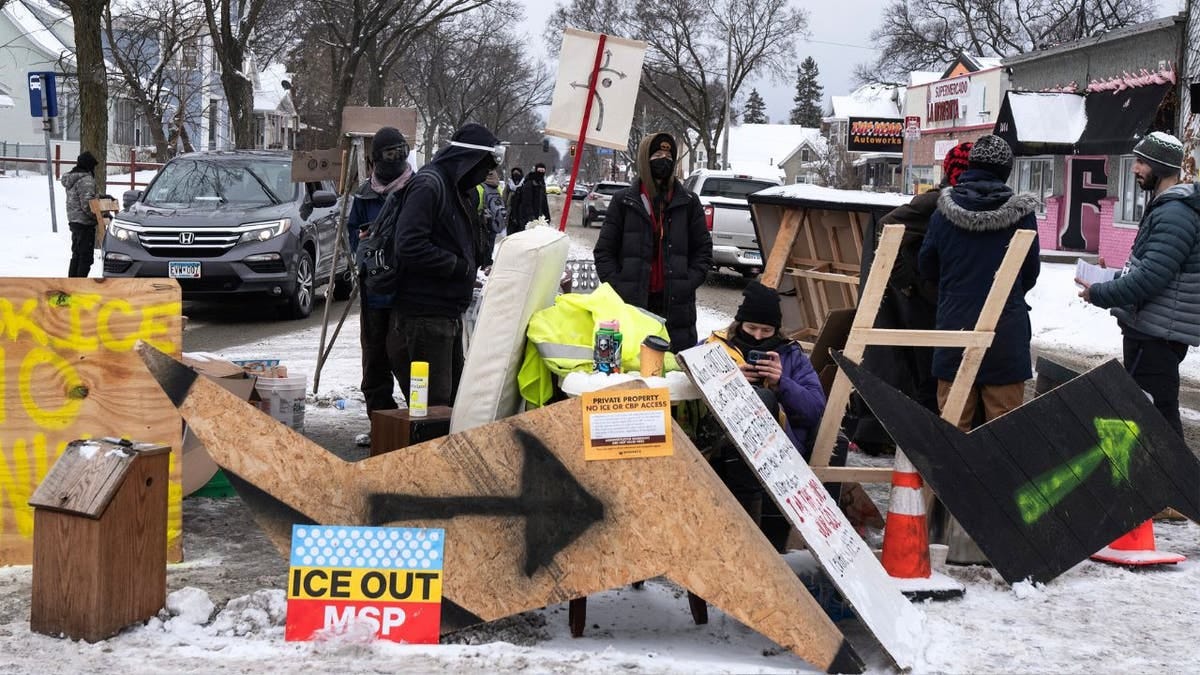 Anti-ICE agitators set up checkpoint in Minneapolis street to stop vehicles | Fox News
