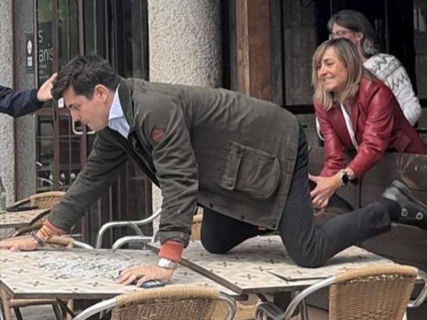 Vito Quiles el día que acosó a Begoña Gómez, esposa del presidente del Gobierno. Quiles esperó en la barra del restaurante hasta que Gómez salió a la terraza. Al terminar, tuvo que escapar saltando para continuar con su interrogatorio.