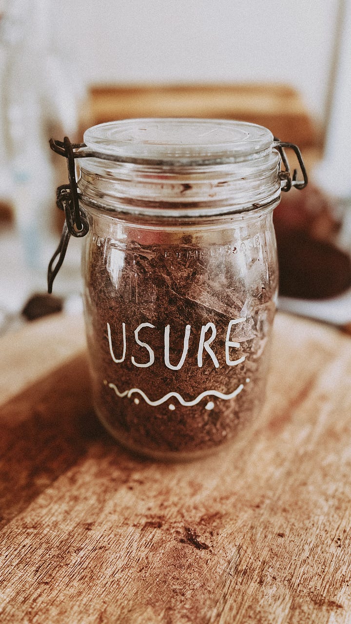Copeaux de cacao découpés au couteau depuis un bloc de cacao cérémoniel