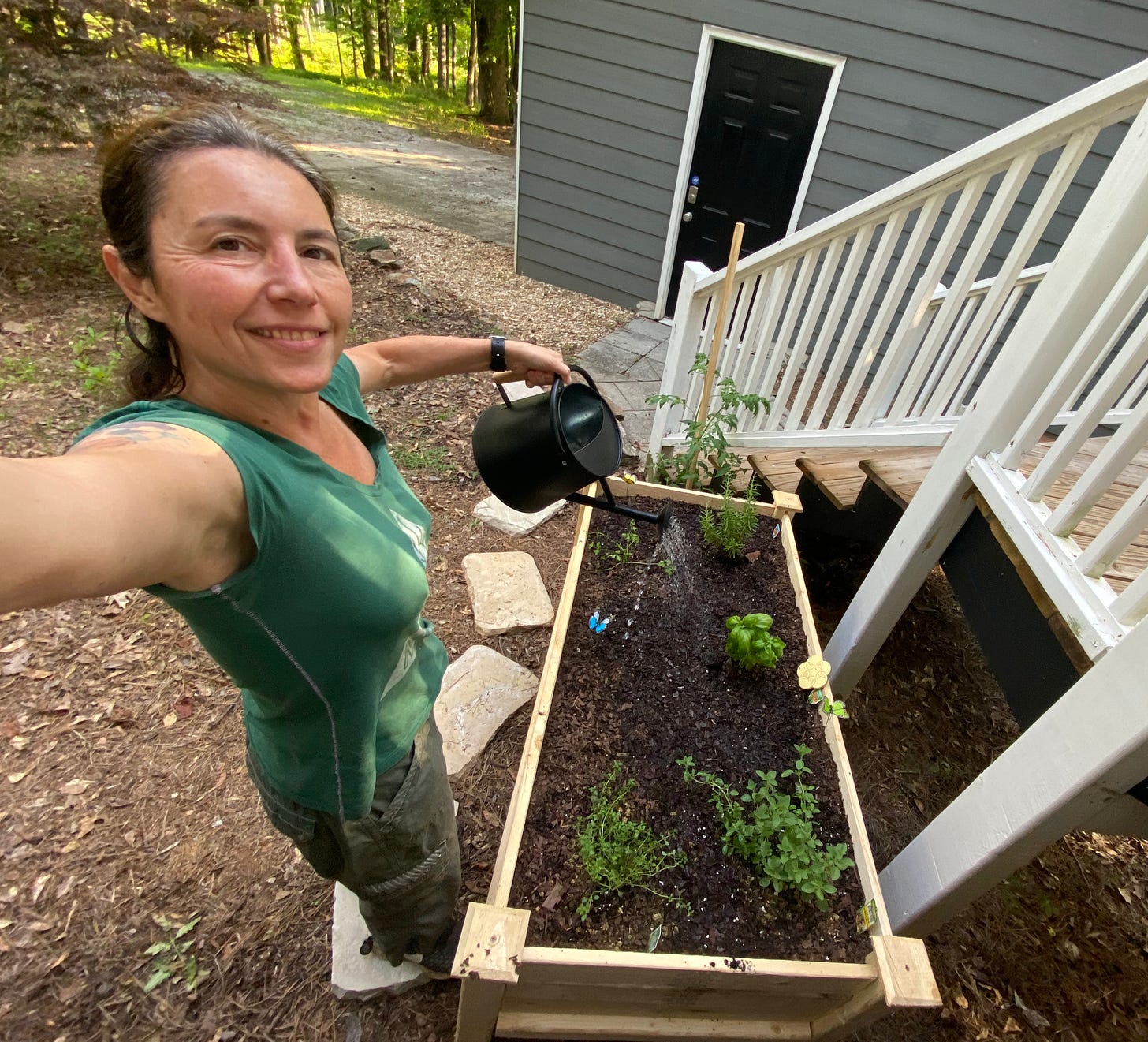 Mulher regando plantas. Mulher regando plantas.