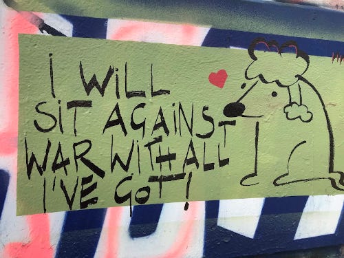 Sitzender Hund mit Friedensbotschaft; Foto: Ayya Santacitta, Wien, Februar 2022