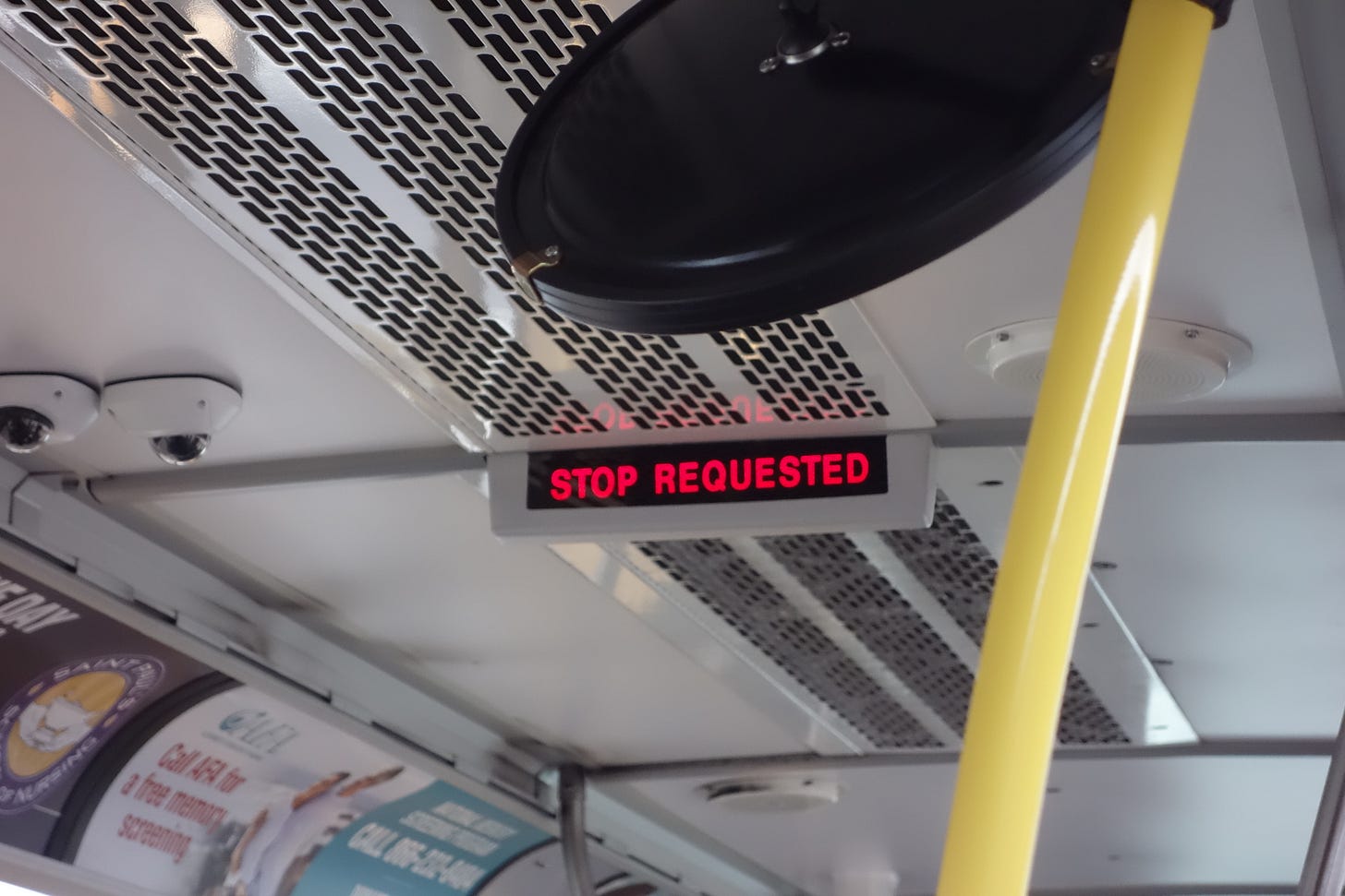 Indicador luminoso rojo STOP REQUESTED en el interior de un autobús de Nueva York