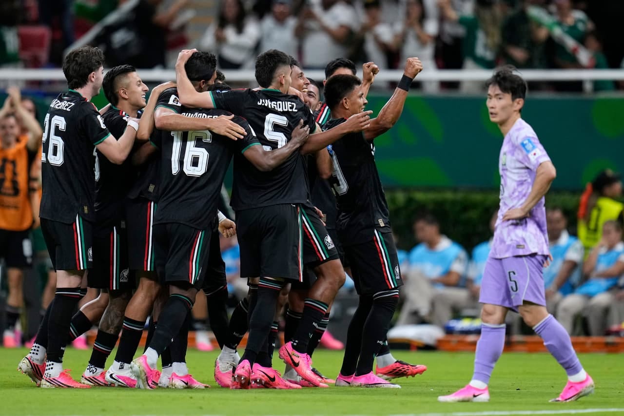 Jugadores de México celebran después de que Luis Romo (7) marcara el primer gol durante el partido de fútbol del Grupo A de la Copa del Mundo entre México y Corea del Sur en Zapopan, cerca de Guadalajara, México, el jueves 18 de junio de 2026. Jugadores de México celebran después de que Luis Romo (7) marcara el primer gol durante el partido de fútbol del Grupo A de la Copa del Mundo entre México y Corea del Sur en Zapopan, cerca de Guadalajara, México, el jueves 18 de junio de 2026.