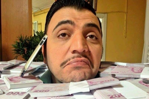 Şinasi Yurtsever'in Türk lirası destelerinin arasında yüzü görünecek şekilde somurttuğu yakın çekim bir fotoğraf. Yanında bir kalem veya termometre bulunuyor. Bu görüntü, oyuncunun komedi yeteneğini ve dizi ekonomisi temalı içerikle uyumlu mizahi bir duruşu sergiliyor.