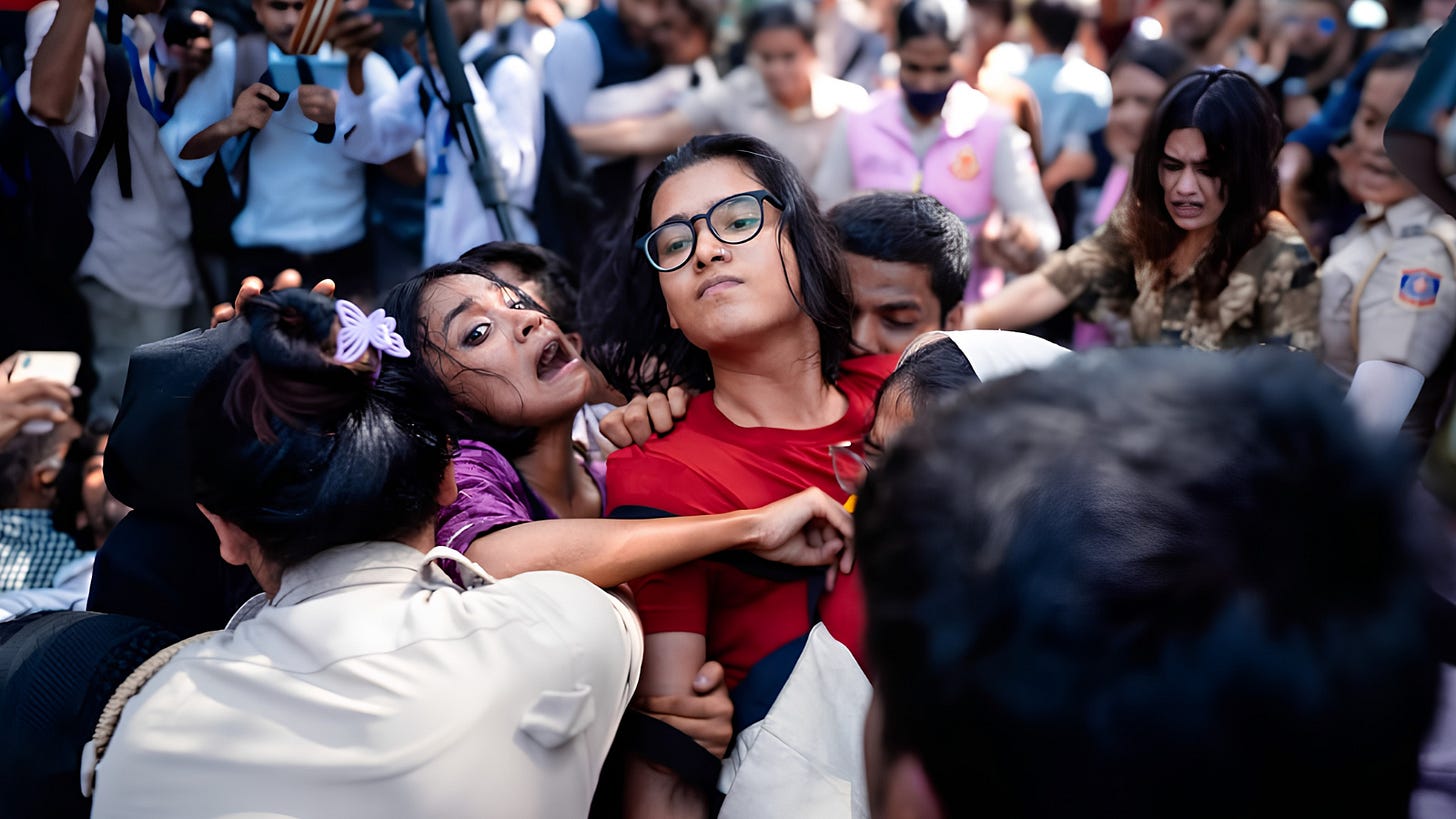 नेहा बोरा और अन्य महिला प्रदर्शनकारी नेहा बोरा और अन्य महिला प्रदर्शनकारी