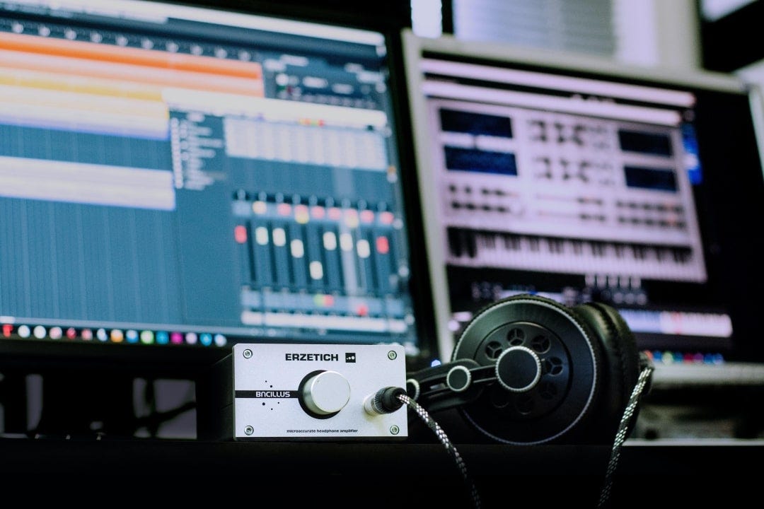 Great performance, thorough practice: the pros of using backing tracks as a musician 