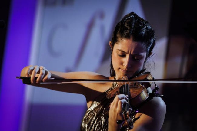 La très jeune Maria Duenas, 22 ans, concentrée sur son violon