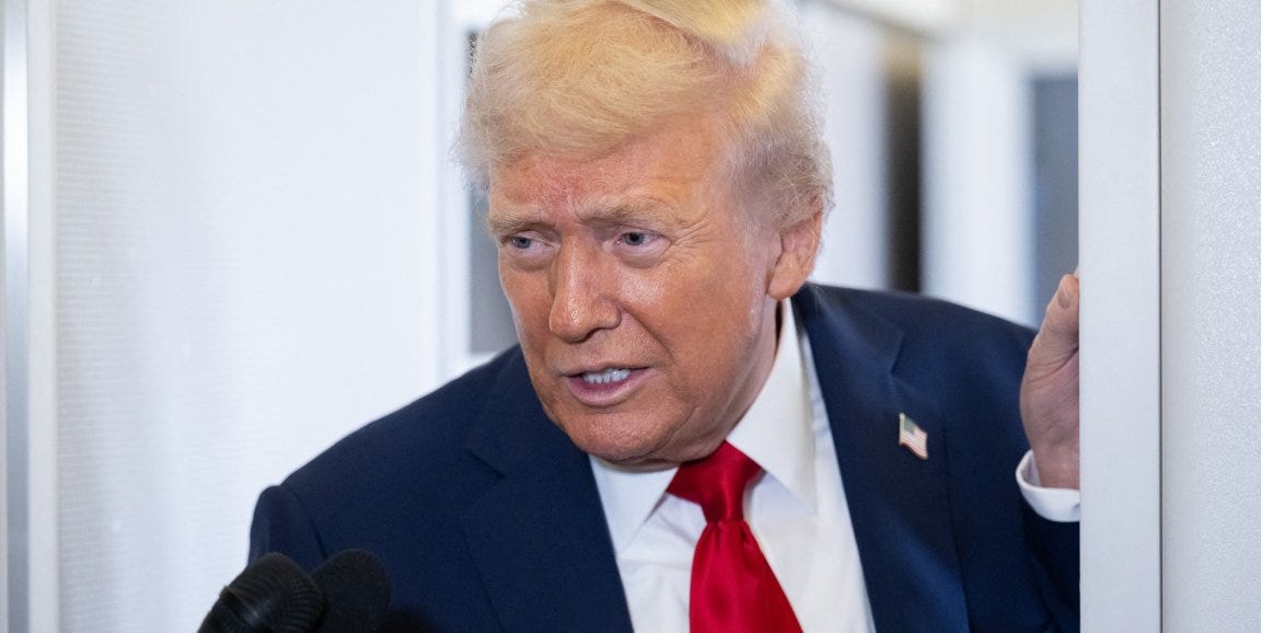 Le président américain Donald Trump a reçu plusieurs vaccins, alors même que ses alliés et les personnes qu'il a nommées continuent de s'y opposer farouchement. Le président américain Donald Trump a reçu plusieurs vaccins, alors même que ses alliés et les personnes qu'il a nommées continuent de s'y opposer farouchement.