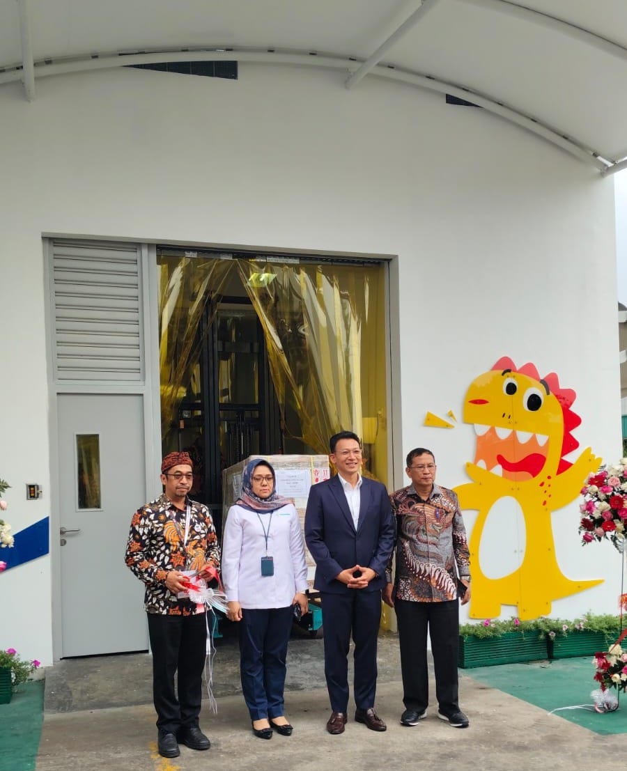 President Director of Menarini Indonesia Idham Hamzah together with Saribua Siahaan, Director of Investment Promotion for Southeast Asia, Australia, New Zealand, and the Pacific, Ministry of Investment and Downstream Industry/BKPM, and Dita Novianti Sugandi Argadiredja, Director of Pharmaceutical Production and Distribution, Ministry of Health of the Republic of Indonesia, at the MiLab production facility expansion event in Cikarang. President Director of Menarini Indonesia Idham Hamzah together with Saribua Siahaan, Director of Investment Promotion for Southeast Asia, Australia, New Zealand, and the Pacific, Ministry of Investment and Downstream Industry/BKPM, and Dita Novianti Sugandi Argadiredja, Director of Pharmaceutical Production and Distribution, Ministry of Health of the Republic of Indonesia, at the MiLab production facility expansion event in Cikarang.