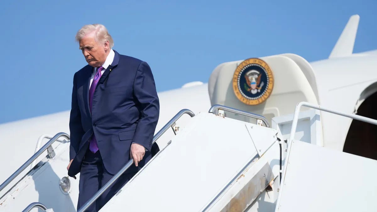 美國總統川普從空軍一號專機走下。(美聯社) 美國總統川普從空軍一號專機走下。(美聯社)