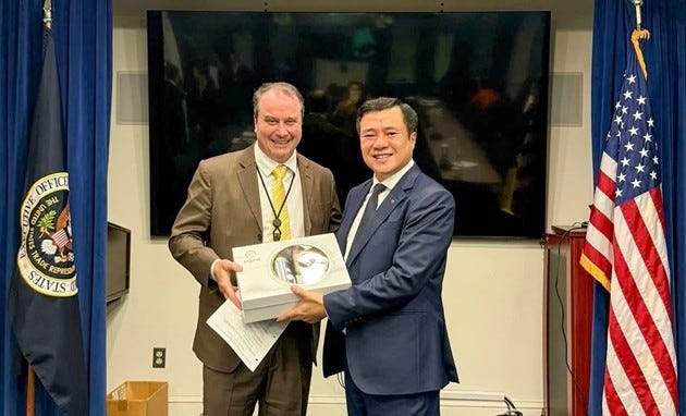 Thứ trưởng Bộ Công Thương, Phó Trưởng Đoàn đàm phán Chính phủ Nguyễn Sinh Nhật Tân và đại diện phía Hoa Kỳ. Thứ trưởng Bộ Công Thương, Phó Trưởng Đoàn đàm phán Chính phủ Nguyễn Sinh Nhật Tân và đại diện phía Hoa Kỳ.