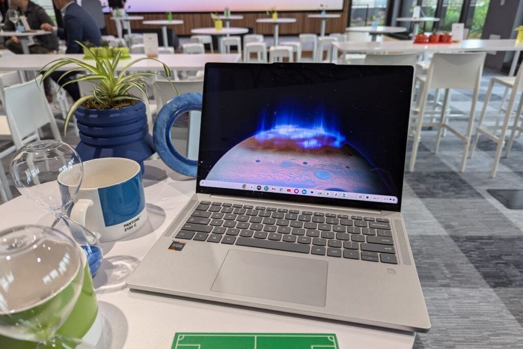 Lenovo Chromebook Plus 14 display